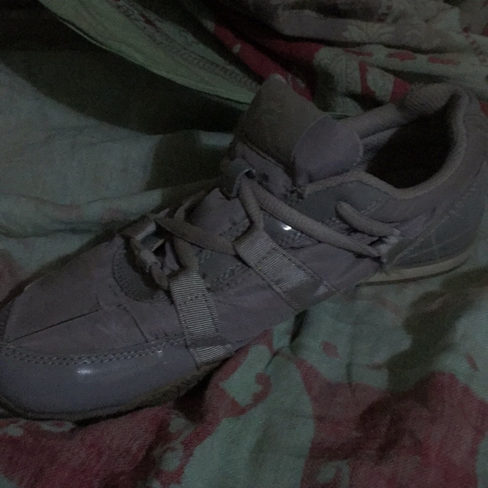Grey Rocawear sneakers size 7.5